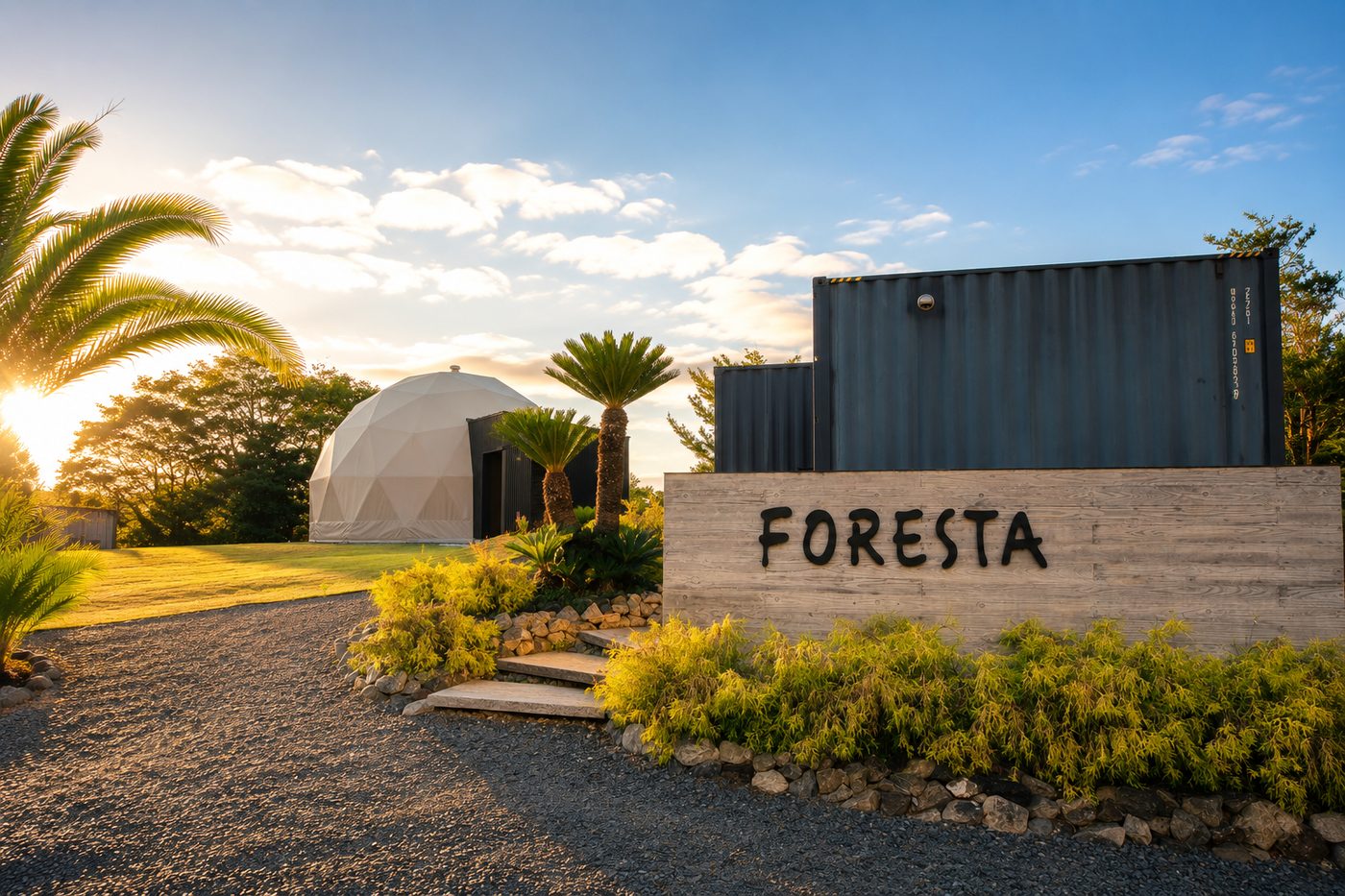 FORESTAの看板と、奥に光るドームテント。夕暮れの森のリゾート。
